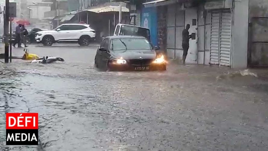 Fortes pluies : montées des eaux spectaculaires dans les rues de la capitale
