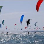 Defi Kite Gruissan 2022 J1: l’event de kitesurf le plus massif au Monde est de retour ! 400 riders!