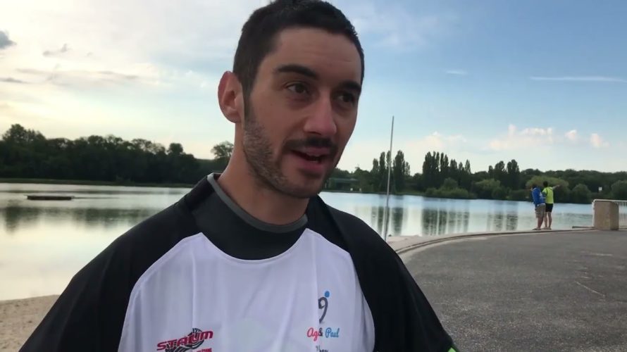Dix heures de nage, le défi d’Enzo