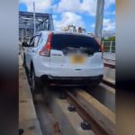 Réduit : une voiture atterrit sur les rails du métro