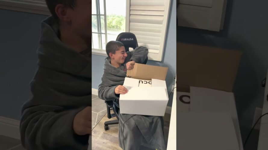 I Bought My Brother An Oculus Quest 👀