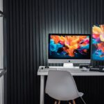 驚きの変身！マットブラックのスラットウォールで作るスタイリッシュなPCルームDIY