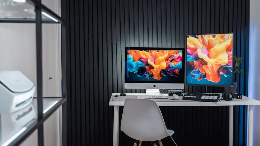 驚きの変身!マットブラックのスラットウォールで作るスタイリッシュなPCルームDIY